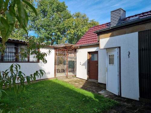 Seiteneingang am Haus - Mehrfamilienhaus, Wohnhaus mit 84,00 m² in Demitz-Thumitz zum Kaufen