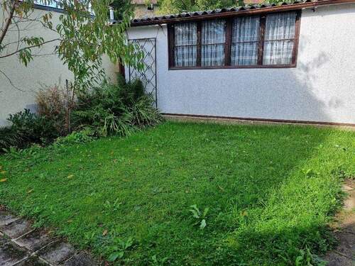 Wiesenbereich am Nebengebäude - 