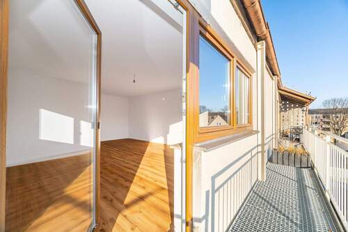 Blick von Balkon ins Wohnzimmer - Etagenwohnung mit 54,00 m&sup2; in München zum Kaufen