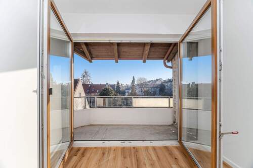 Blick vom Schlafzimmer auf Balkon - 