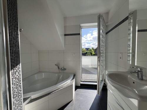 Badezimmer DG mit Eckwanne - 