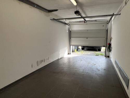 Garage mit elektr. Sektionaltor - 