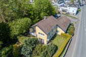 Aufnahme aus der Vogelperspektive - Mehrfamilienhaus, Wohnhaus mit 309,00 m² in Bad Laasphe zum Kaufen