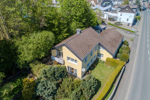 Aufnahme aus der Vogelperspektive - Mehrfamilienhaus, Wohnhaus mit 309,00 m² in Bad Laasphe zum Kaufen