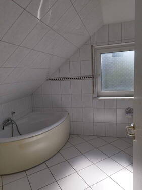 Tageslichtbad mit Wanne - 