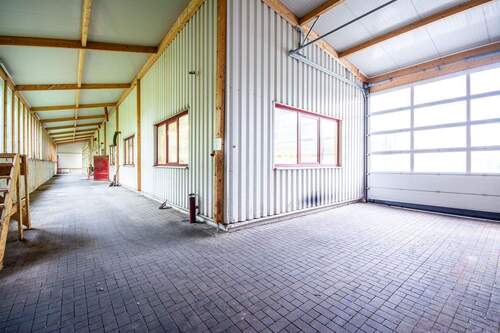 Überdachtes Außenlager mit Tor - 