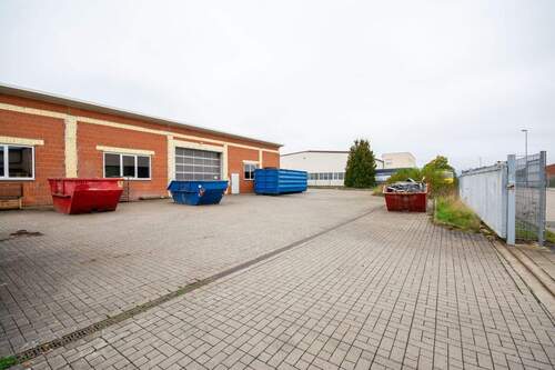 Freifläche vor der Halle - 