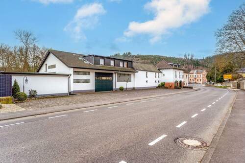 Straßenansicht - 1 Zimmer Mehrfamilienhaus, Wohnhaus zum Kaufen in Hellenthal