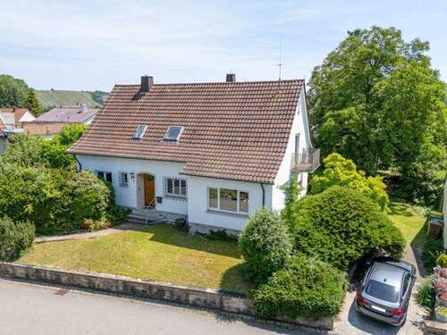 Straßenansicht mit Pkw-Stellplatz im Freien - Einfamilienhaus mit 168,00 m&sup2; in Besigheim zum Kaufen