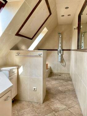 Bad im Dachgeschoss - 