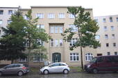 Hausansicht - In Bahnhofsnähe! Bezugsfreie 2-Zimmer-Dachgeschosswohnung (links) in bester Lage von Rathenow