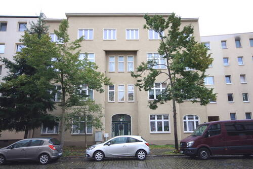 Hausansicht - In Bahnhofsnähe! Bezugsfreie 2-Zimmer-Dachgeschosswohnung (links) in bester Lage von Rathenow