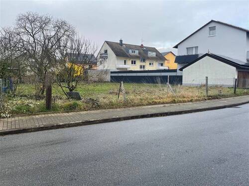 Ansicht von der Strasse - Gut geschnittenes großes Grundstück - nach Bau-GB bebaubar