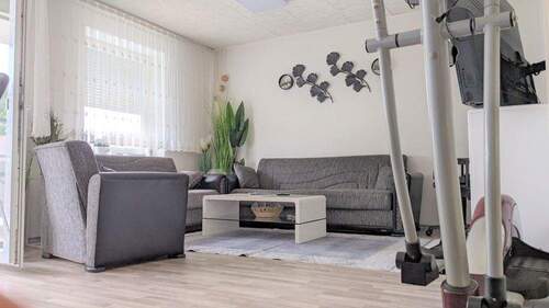 Wohnzimmer - Gut geschnittene 4-Zimmer-Wohnung mit Balkon