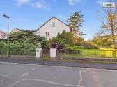 Straßenansicht des Hauses und Zaunanlage_1 - 