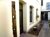 Innenhof mit Fenster u. Türe zur Gewerbeeinheit - 