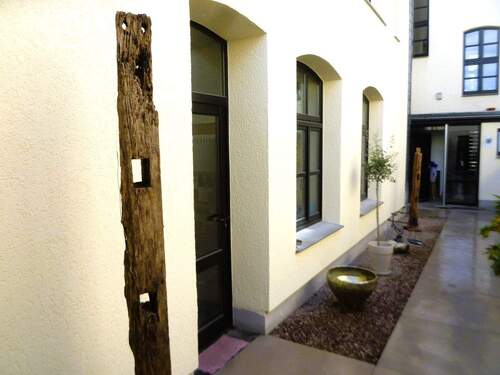 Innenhof mit Fenster u. Türe zur Gewerbeeinheit - 