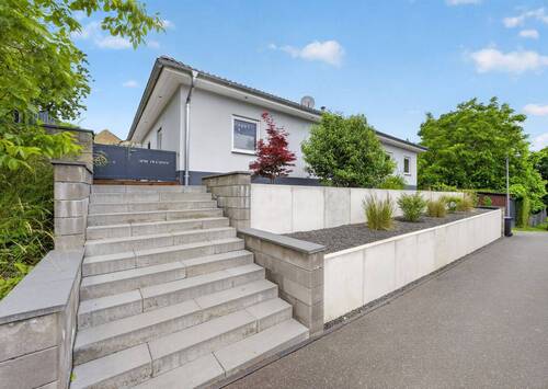 Frontansicht - Neuwertiger und energieeffizienter Bungalow in ruhiger Lage!
