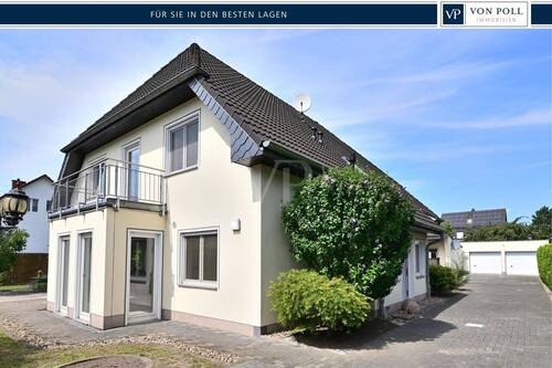 Hausansicht mit Einfahrt zur Doppelgarage - Ideales Zweifamilienhaus mit Pool und Doppelgarage in perfekter Lage!