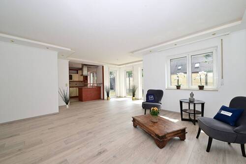Wohnzimmer mit Blick zur offenen Einbauküche - 8 Zimmer Mehrfamilienhaus, Wohnhaus in Falkensee