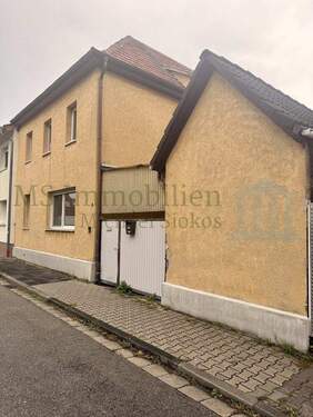 Hausansicht 1 - *** Charmantes Zweifamilienhaus mit Potenzial - ca. 341 m² Grundstück ***