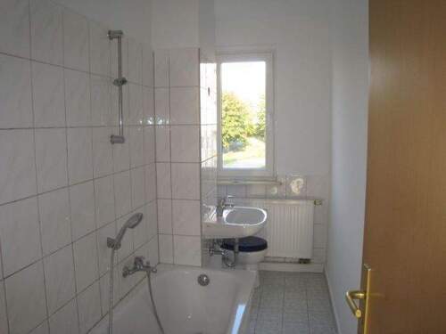 Bad mit Fenster (Beispiel) - Etagenwohnung mit 59,70 m&sup2; in Weißenfels zur Miete