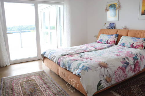 EG - Schlafzimmer mit Ankleide und Zugang zum Balkon - 