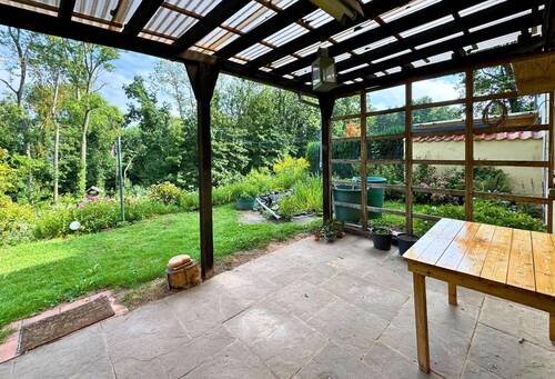 Terrasse mit Blick in den Garten - 