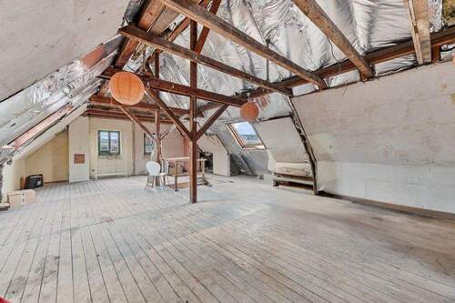 Dachboden-Istzustand - 4 Zimmer Etagenwohnung in Stuttgart