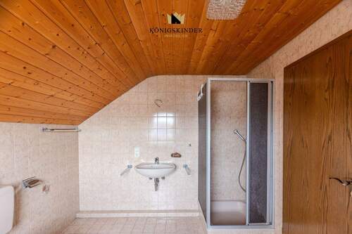 ...mit gegenüberliegenden Badezimmer... - 