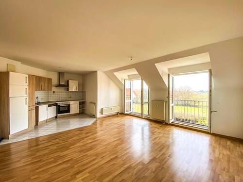 Wohnzimmer mit offener Küche - 