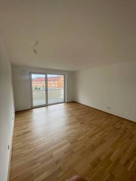 Wohnzimmer.jpeg - Sonnige 3-Zimmer Whg mit Einbauküche, Balkon und TG-Stellplatz
