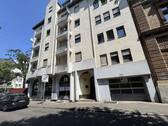 Ansicht von der Straße - 2-Zimmer Wohnung mit 3 Balkonen in guter City-Lage