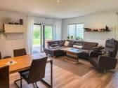 Wohnzimmer m. Terrassenausgang - Mehrfamilienhaus, Wohnhaus mit 213,00 m² in Löbnitz zum Kaufen