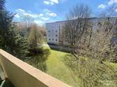 Aussicht Balkon - Großzügige 3-Zimmer-Wohnung mit Loggia in ruhiger Lage