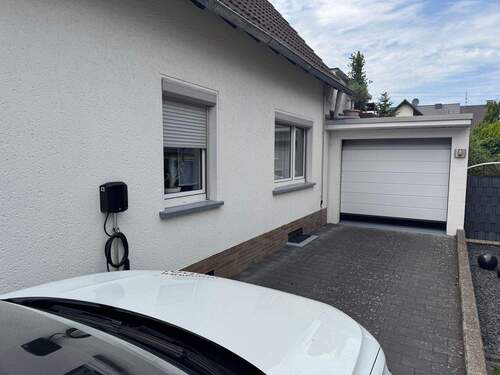 Garage - 5 Zimmer Einfamilienhaus in Niederkassel