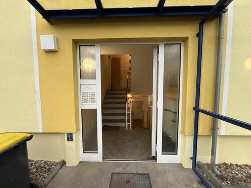 Der Hauseingang - 2 Zimmer Etagenwohnung zum Kaufen in Dresden