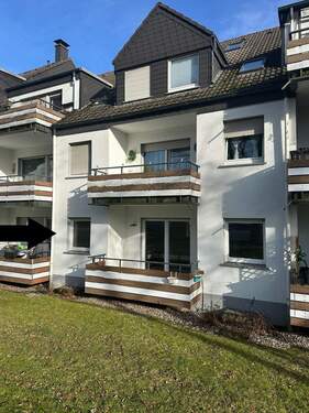 Straßenansicht - Kernsanierte Wohnung mit Balkon und Stellplatz zu vermieten