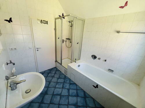 Badezimmer mit Dusche + Badew. - 