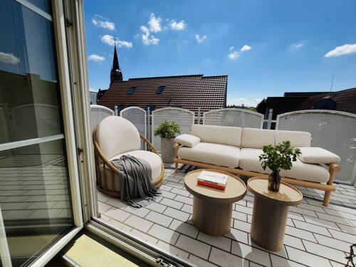 Balkon Einrichtungs-Bsp. - 1.140€ warm - Kernsanierte 2,5-Zimmer-Wohnung mit EBK,Balkon,Keller&Garage