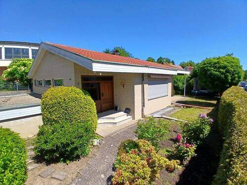 HausansichtSüdwest.jpg - Wohnen wie im Bungalow - auf einer Ebene!