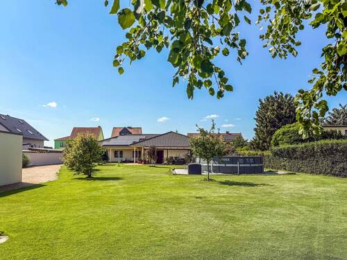 Blick auf Garten und Haus - 