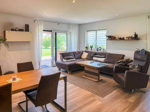 Wohnzimmer m. Terrassenausgang - Mehrfamilienhaus, Wohnhaus mit 213,00 m² in Löbnitz zum Kaufen