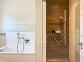 Mit Dusche und Wanne - 