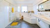 Badezimmer - Einfamilienhaus mit 170,00 m² in Gomadingen zum Kaufen