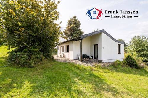 18331 Außenansicht - Freistehender Bungalow im Feriendorf Dronkehof - 3 Schlafzimmer, Terrasse & Kriechspeicher
