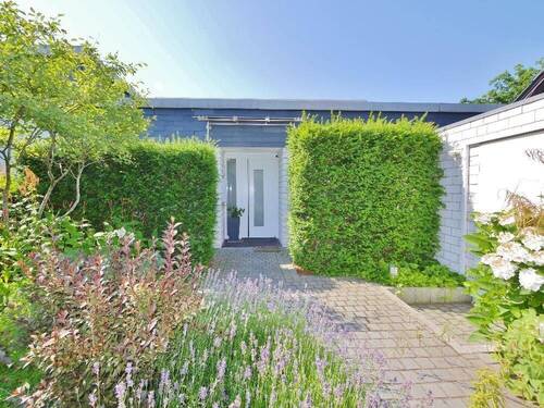 Hausansicht - Sehr gepflegter und exklusiv ausgestatteter Bungalow mit viel zusätzlicher Nutzfläche in ruhiger Lage von Erkrath-Hochdahl