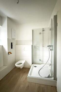 Bad mit Dusche - 
