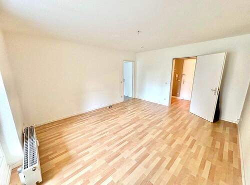 Helles offenes Wohnzimmer - 2 Zimmer Etagenwohnung zum Kaufen in Berlin