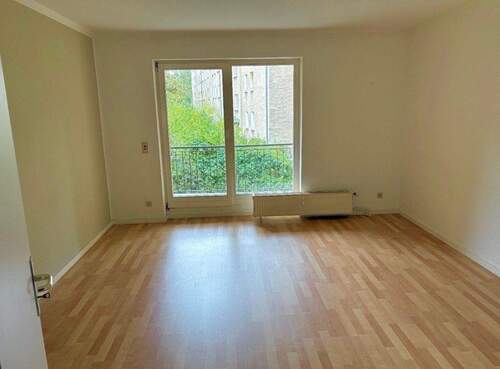 Helles Wohnzimmer mit Balkon - 2 Zimmer Etagenwohnung in Berlin